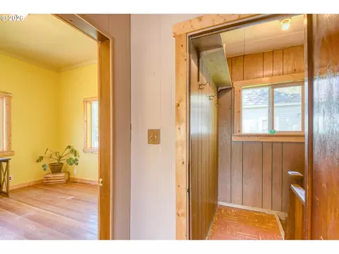 Entry Way - 402404 NW 7th St, Pendleton, OR 97801 photo 5 of 6