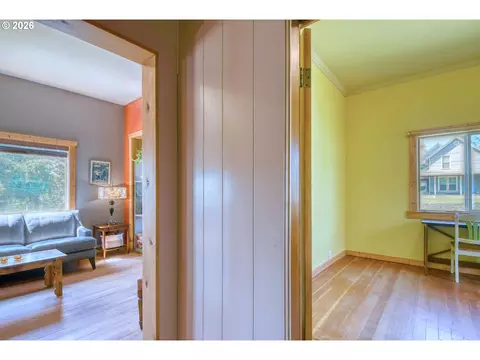 Entry Way - 402404 NW 7th St, Pendleton, OR 97801 photo 4 of 6