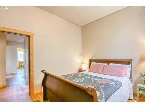 Bedroom - 402404 NW 7th St, Pendleton, OR 97801 photo 4 of 6