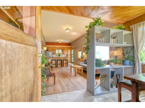 Entry Way - 402404 NW 7th St, Pendleton, OR 97801 photo 1 of 6