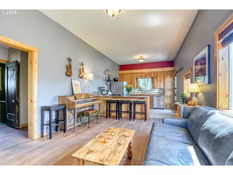 Living - 402404 NW 7th St, Pendleton, OR 97801 photo 3 of 4