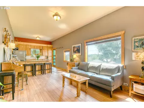 Living - 402404 NW 7th St, Pendleton, OR 97801 photo 2 of 4