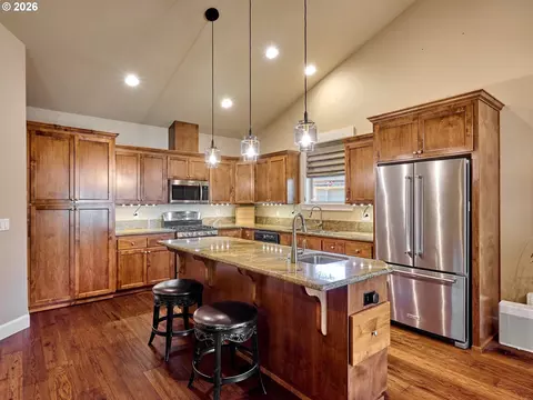 Kitchen - 725 Thyme Loop, Silverton, OR 97381 photo 2 of 5