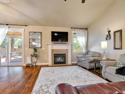 Living - 725 Thyme Loop, Silverton, OR 97381 photo 1 of 2