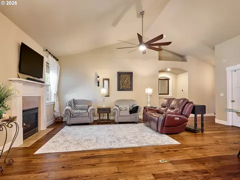 Living - 725 Thyme Loop, Silverton, OR 97381 photo 2 of 2