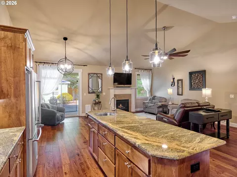 Kitchen - 725 Thyme Loop, Silverton, OR 97381 photo 4 of 5