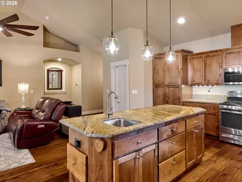 Kitchen - 725 Thyme Loop, Silverton, OR 97381 photo 5 of 5