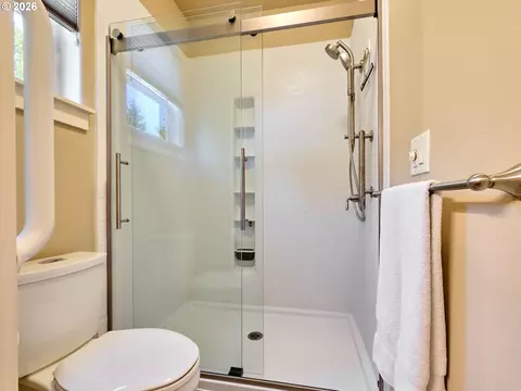 Bath - 725 Thyme Loop, Silverton, OR 97381 photo 3 of 4