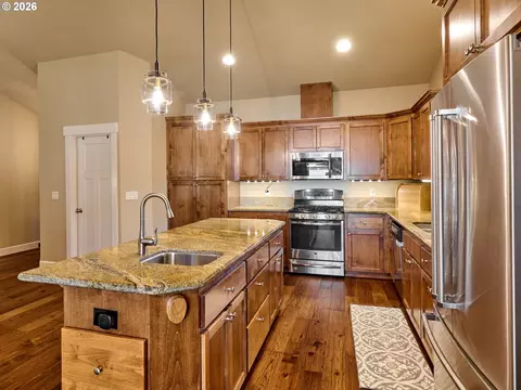 Kitchen - 725 Thyme Loop, Silverton, OR 97381 photo 3 of 5