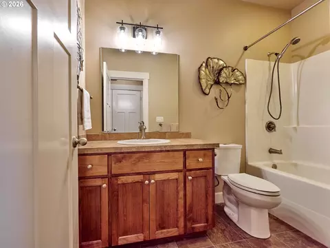 Bath - 725 Thyme Loop, Silverton, OR 97381 photo 4 of 4