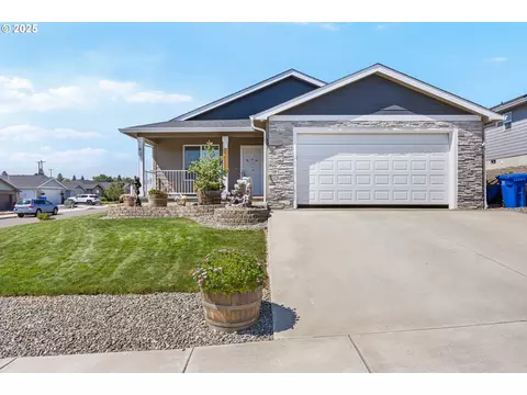 631 SE Rose Ridge Dr, Winston, OR 97496
