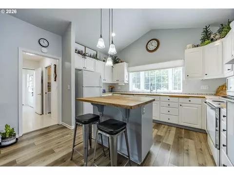 Kitchen - 2911 Shirley St, Eugene, OR 97404 photo 2 of 4