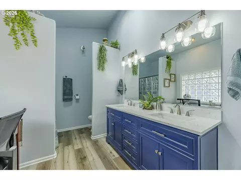 Bath - 2911 Shirley St, Eugene, OR 97404 photo 2 of 4