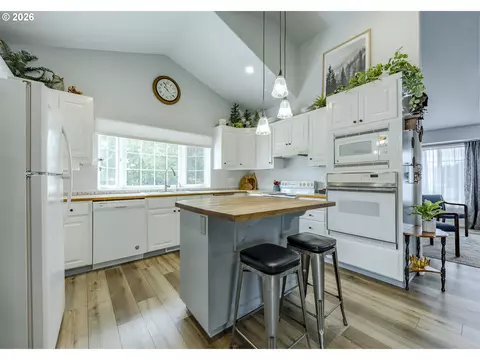 Kitchen - 2911 Shirley St, Eugene, OR 97404 photo 3 of 4