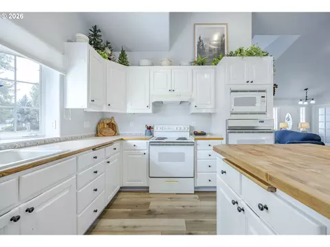 Kitchen - 2911 Shirley St, Eugene, OR 97404 photo 4 of 4