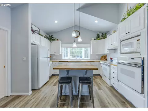 Kitchen - 2911 Shirley St, Eugene, OR 97404 photo 1 of 4