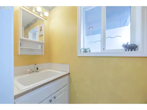 Bath - 2911 Shirley St, Eugene, OR 97404 photo 1 of 4
