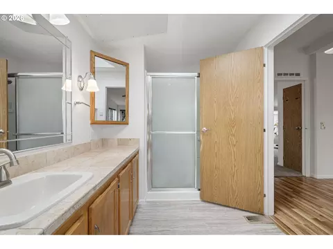 Bath - 85665 Manchester Ln, Eugene, OR 97405 photo 3 of 4