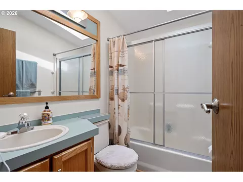 Bath - 85665 Manchester Ln, Eugene, OR 97405 photo 4 of 4