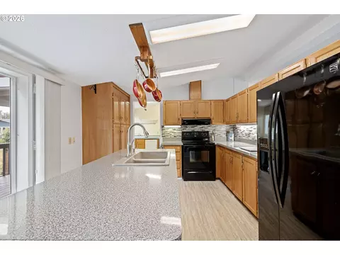 Kitchen - 85665 Manchester Ln, Eugene, OR 97405 photo 3 of 3
