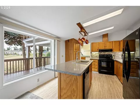Kitchen - 85665 Manchester Ln, Eugene, OR 97405 photo 1 of 3
