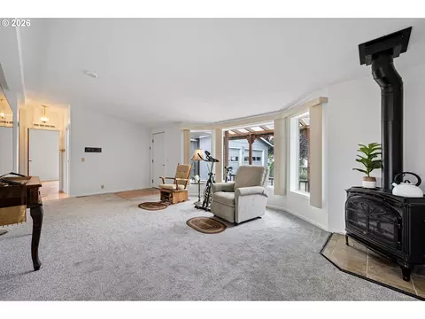 Living - 85665 Manchester Ln, Eugene, OR 97405 photo 3 of 3