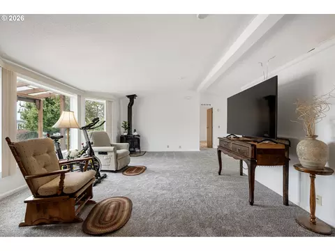 Living - 85665 Manchester Ln, Eugene, OR 97405 photo 2 of 3