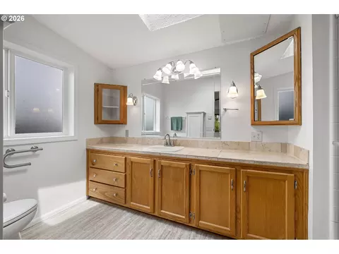 Bath - 85665 Manchester Ln, Eugene, OR 97405 photo 2 of 4