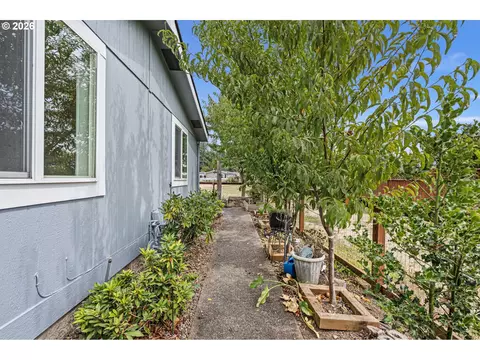 Exterior - 85665 Manchester Ln, Eugene, OR 97405 photo 6 of 10