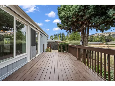Exterior - 85665 Manchester Ln, Eugene, OR 97405 photo 4 of 10