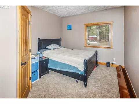 Bedroom - 15784 Lava Dr, La Pine, OR 97739 photo 1 of 3
