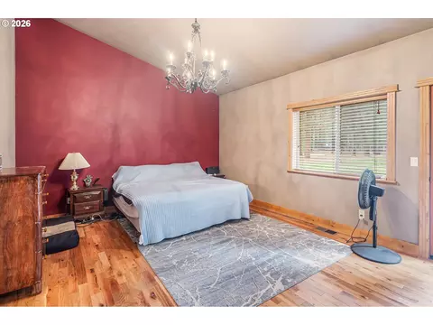 Bedroom - 15784 Lava Dr, La Pine, OR 97739 photo 2 of 3