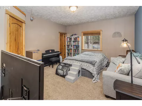 Bedroom - 15784 Lava Dr, La Pine, OR 97739 photo 3 of 3