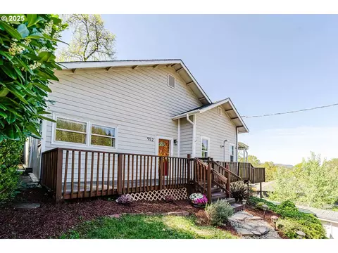 952 SE Glenn St, Roseburg, OR 97470