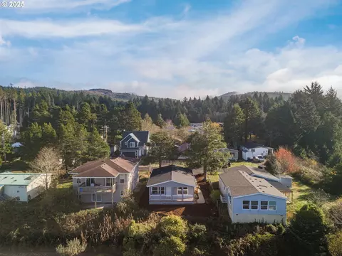 265 SE Hazelton Pl, Depoe Bay, OR 97341