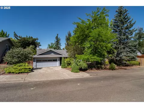 215 NE 9th St, Oakland, OR 97462