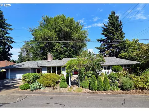 10121 NE Shaver St, Maywood Park, OR 97220