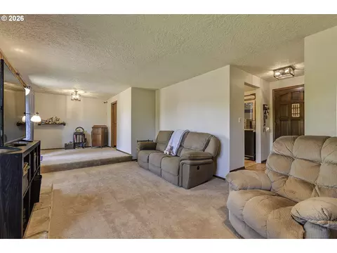 Living - 3101 SE 2nd St, Gresham, OR 97080 photo 2 of 5