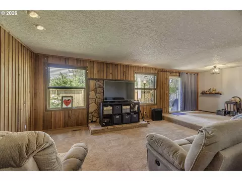 Living - 3101 SE 2nd St, Gresham, OR 97080 photo 1 of 5
