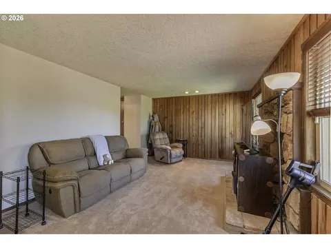 Living - 3101 SE 2nd St, Gresham, OR 97080 photo 3 of 5
