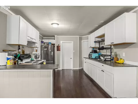 Kitchen - 39094 Dexter Rd, Dexter, OR 97431 photo 1 of 2