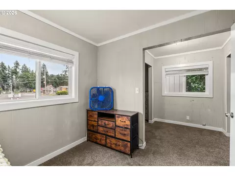 Bedroom - 39094 Dexter Rd, Dexter, OR 97431 photo 2 of 2