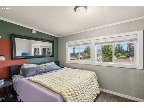 Bedroom - 39094 Dexter Rd, Dexter, OR 97431 photo 1 of 2