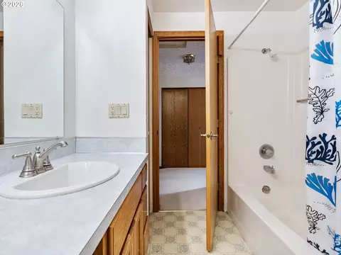 Bath - 2930 SW Brixton Ave, Gresham, OR 97080 photo 5 of 5