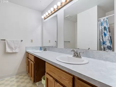 Bath - 2930 SW Brixton Ave, Gresham, OR 97080 photo 3 of 5