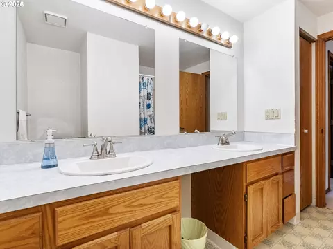 Bath - 2930 SW Brixton Ave, Gresham, OR 97080 photo 4 of 5