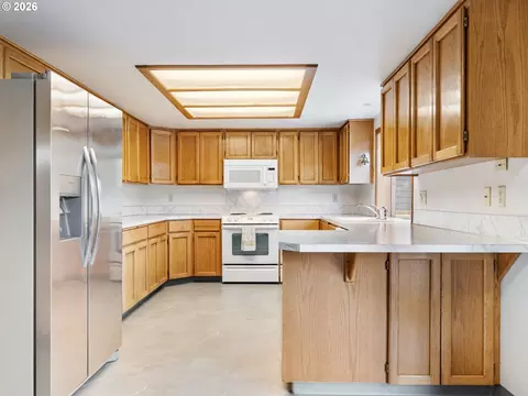 Kitchen - 2930 SW Brixton Ave, Gresham, OR 97080 photo 2 of 6