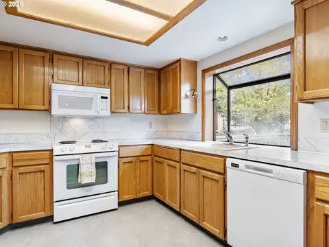 Kitchen - 2930 SW Brixton Ave, Gresham, OR 97080 photo 3 of 6