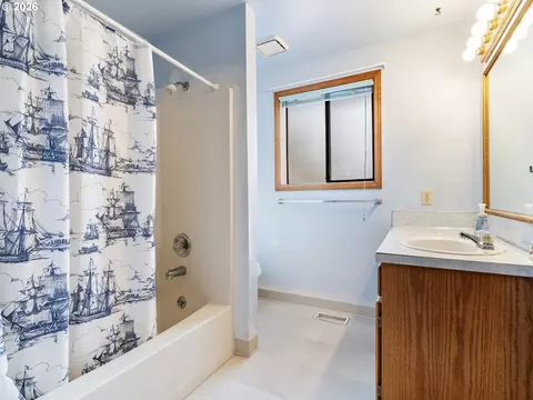 Bath - 2930 SW Brixton Ave, Gresham, OR 97080 photo 1 of 5