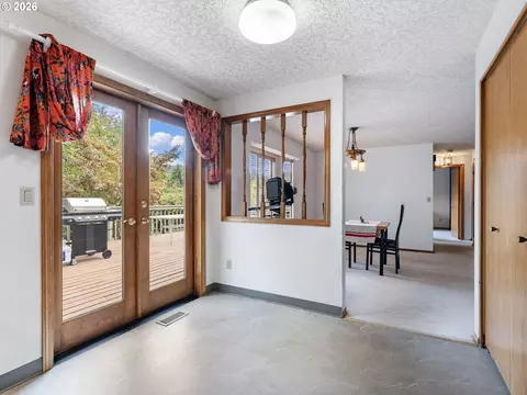 Entry Way - 2930 SW Brixton Ave, Gresham, OR 97080 photo 2 of 4